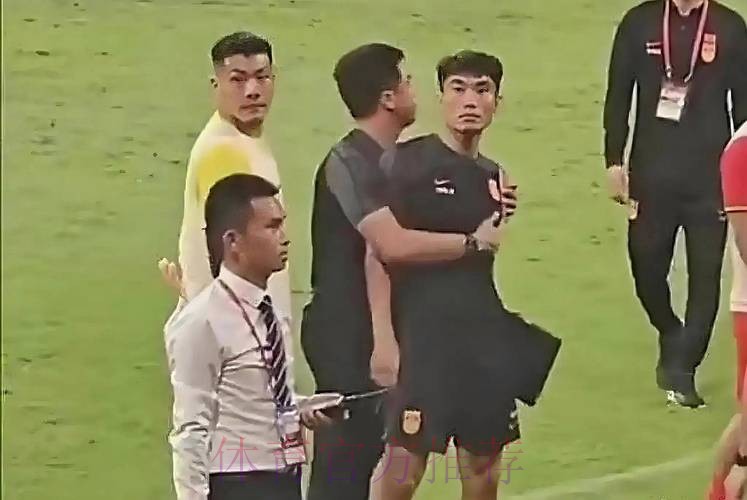 国足队员天津助力校园足球 郑智充当教练员 国足队员天津助力校园足球 郑智充当教练员